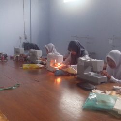 Kegiatan Praktek di Laboratorium Busana