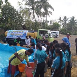 Bantuan Air Bersih dari SMK NGUNUT