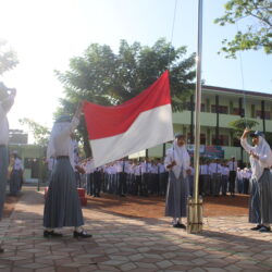 SMK NGUNUT UPACARA KEMERDEKAAN HUT RI KE-77 dengan TEMA PULIH LEBIH CEPAT, BANGKIT LEBIH KUAT".